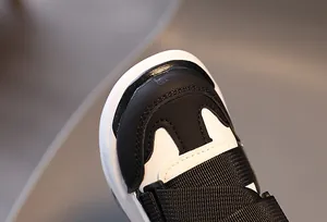 Nahaufnahme von Kunstleder-Obermaterial und elastischen Bändern bei Kinderschuhen