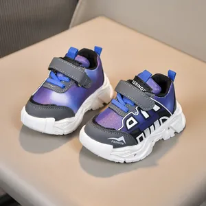 Détail de chaussures LED violettes pour enfants avec tige en mesh et bande velcro