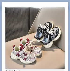 Détail de baskets respirantes pour enfants avec scratch et semelle épaisse en mousse