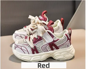 Détail de baskets respirantes pour enfants en mesh avec accents rouges et semelle antidérapante