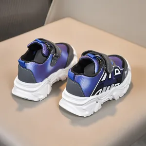 Vue détaillée des baskets pour tout-petits avec tige dégradée et semelle ondulée épaisse
