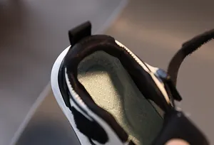 Makroaufnahme von atmungsaktivem Textilfutter und gepolstertem Fersenkragen der Sportschuhe