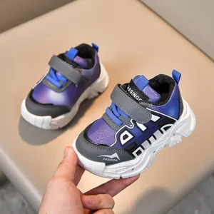 Détail de baskets dégradé violet pour bébés avec lacets bleus et semelle antidérapante