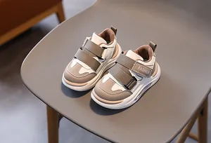 Nahaufnahme der Kinder-Ledersneaker mit doppeltem Klettverschluss und modischem Schriftzug