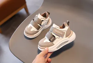 Detail von Kinder-Ledersneakern mit doppeltem Klettverschluss und dicker Laufsohle