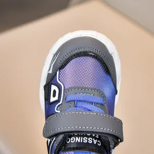 Gros plan de baskets pour tout-petits avec lumières LED et bande velcro