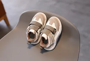 Detailaufnahme der Klettverschlüsse und des Fashion-Aufdrucks bei Kinder-Sneakern