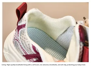 Détail de la doublure en maille respirante et de la semelle bleue pour chaussures enfants