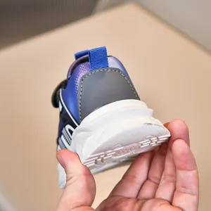 Vue macro du mesh bleu dégradé et du talon renforcé sur les chaussures enfant