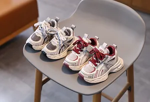 Gros plan détaillé de baskets en mesh pour enfants en gris et bordeaux respirant