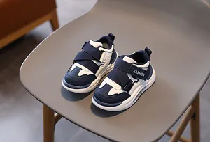 Marineblaue und weiße Leder-Kindersneaker mit doppeltem Klettverschluss und dicker Sohle