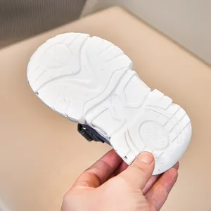 Gros plan sur la semelle antidérapante taille 23 pour baskets lumineuses enfant