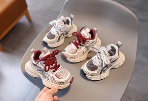Détail de la texture en maille respirante et semelle antidérapante pour baskets enfants