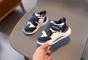 Detail der Kinderlederschuhe mit doppeltem Klettverschluss und modischem Textdekor
