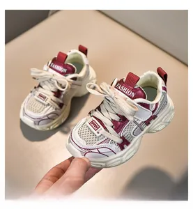 Détail de baskets enfant en mesh avec scratch et structure de semelle bordeaux souple