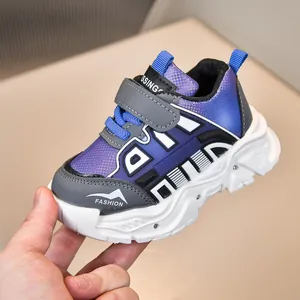 Détail de chaussure bébé en maille bleue et violette avec velcro et semelle épaisse