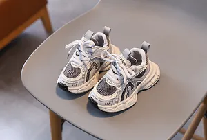 Vue de dessus détaillée de baskets enfants en maille respirante avec bout renforcé et semelle