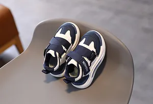 Detailansicht der Kinder-Sneaker mit blauem Leder-Patchwork und Klettverschluss
