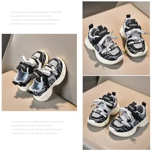 Vue triple des baskets enfant en mesh respirant avec semelles épaisses et lacets serrés
