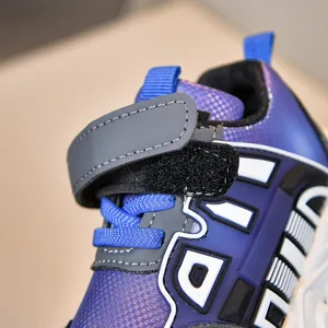 Détail de baskets pour bébés avec maille respirante violette et bride velcro réglable