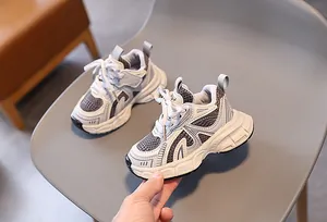 Vue détaillée de baskets pour enfants en mesh gris respirant avec semelles compensées