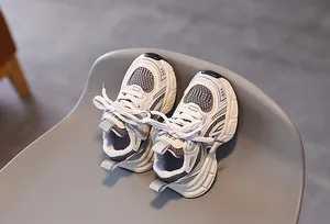 Détail du tissu en maille respirante et de l'embout en caoutchouc sur baskets enfant