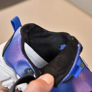 Détail d'une chaussure pour enfant avec doublure en maille respirante et tirette