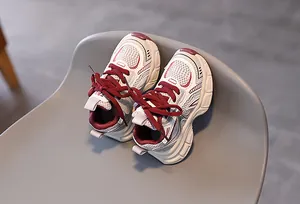 Détail de baskets rétro pour enfants en mesh respirant, coloris crème et bordeaux
