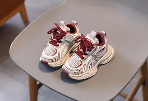 Détail du mesh respirant et des accents bordeaux sur les baskets chunky pour enfants