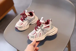 Vue détaillée de la tige en maille respirante des baskets de sport rétro pour enfants
