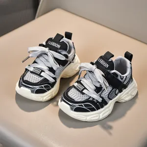 Détail des coutures en maille respirante et du lettrage fashion sur baskets à semelle épaisse