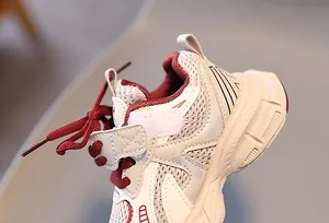 Détail du tissu en maille respirante et de la fermeture velcro sur basket pour enfant