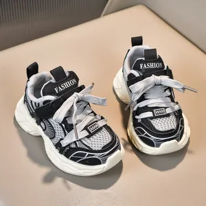 Détail macro de baskets pour enfants avec mesh respirant et sangles décoratives mode