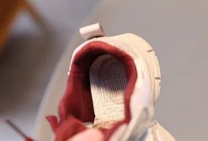 Détail de chaussures de sport enfant avec semelles alvéolées et doublure respirante