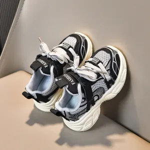 Détail de baskets respirantes pour enfants avec patchwork gris et imprimés de lettres mode