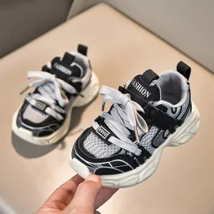 Détail de la tige en maille respirante et de la semelle épaisse sur baskets enfants