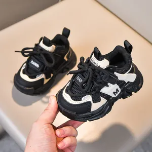 Zapatillas de malla transpirable para niños en blanco y negro con suela de goma gruesa