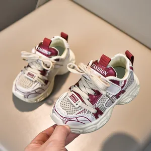 Détail de baskets enfant en maille avec blocs bordeaux, lacets et fermeture velcro