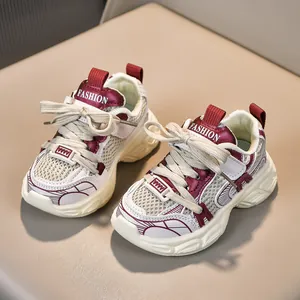 Détails de baskets en maille pour enfants avec semelles épaisses et accents rétro