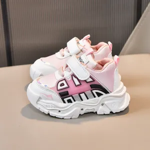 Baskets roses et blanches pour tout-petits avec lumières LED et sangles velcro