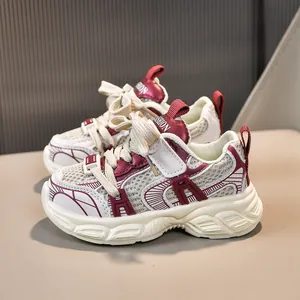 Détails de baskets pour enfants avec mesh respirant, cuir patchwork et bande velcro