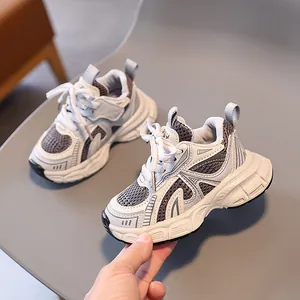 Baskets respirantes en mesh pour enfants en beige et gris avec semelle en caoutchouc