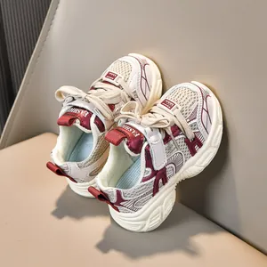 Détails des baskets respirantes pour enfants avec empiècements bordeaux et semelles épaisses