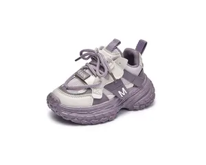 Détail de basket enfant violette avec maille respirante et semelle épaisse résistante