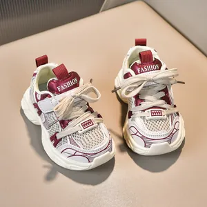 Détail de baskets en mesh respirant pour enfants avec empiècements bordeaux chic