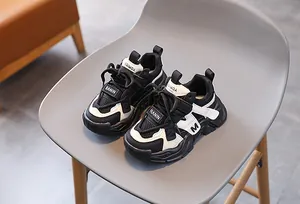 Detailansicht des atmungsaktiven schwarz-weißen Mesh-Obermaterials dieser Kinder-Sneaker