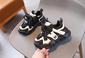 Detailansicht des atmungsaktiven Mesh-Gewebes und Kunstleders am Kinder-Sportschuh