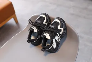 Nahaufnahme der schwarz-weißen Kinder-Sneaker mit Mesh und weicher Sohle für Jungen