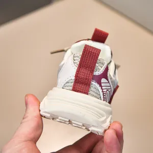 Détail macro de basket pour enfant montrant la semelle épaisse et la maille respirante