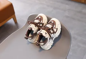 Detail der Kleinkinder-Mesh-Sneaker mit atmungsaktiver Textur und rutschfester weißer Sohle